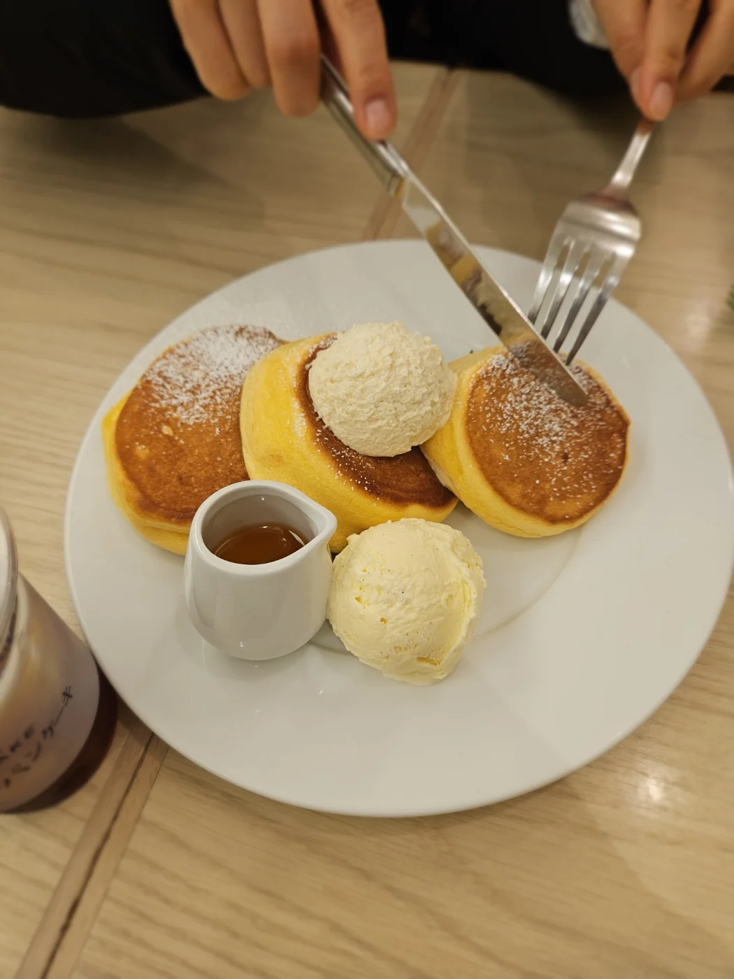 접시 위에 팬케익이 올려져 있는 사진