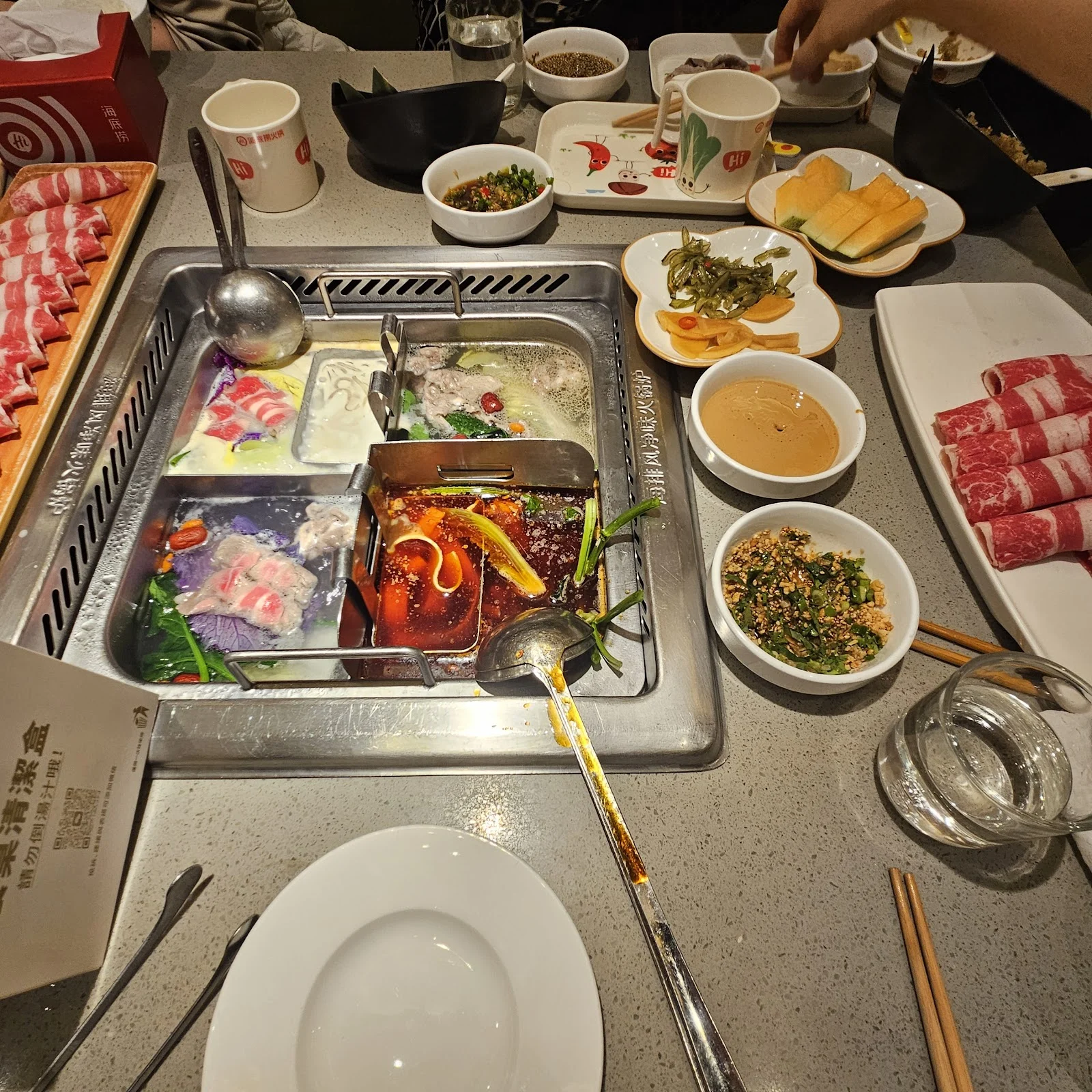 테이블에 다양한 식대료가 올려져 있는 모습