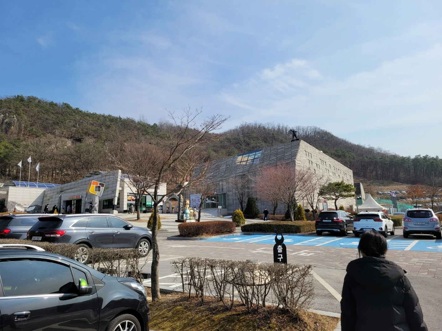 멀리서 아트밸리 건물이 정면으로 보이게 촬영한 사진