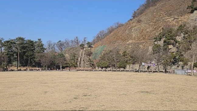 드넓은 잔디광장을 정면으로 촬영한 사진