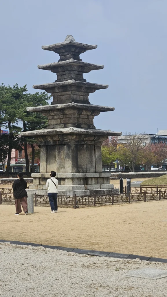 정림사지를 우측에서 바로 보고 촬영한 사진 정림사지를 우측에서 바로 보고 촬영한 사진