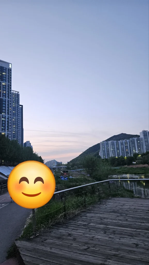 안양천 산책로를 하늘을 배경으로 촬영한 사진 안양천 산책로를 하늘을 배경으로 촬영한 사진