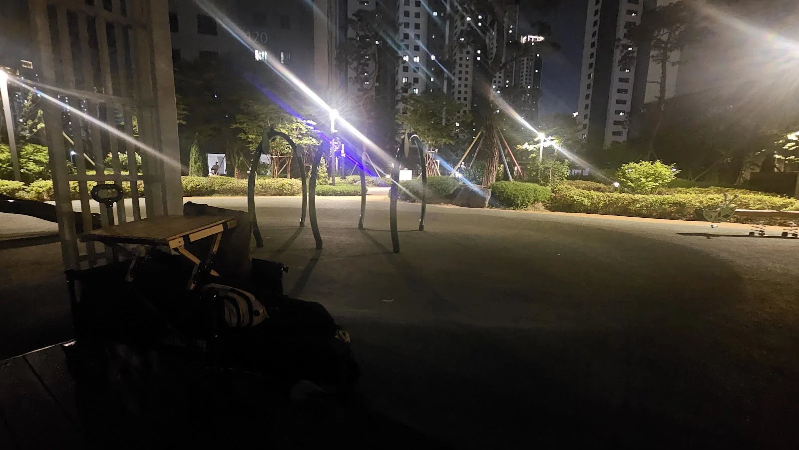 아파트 벤치에 앉아 바라본 단지 내 야경